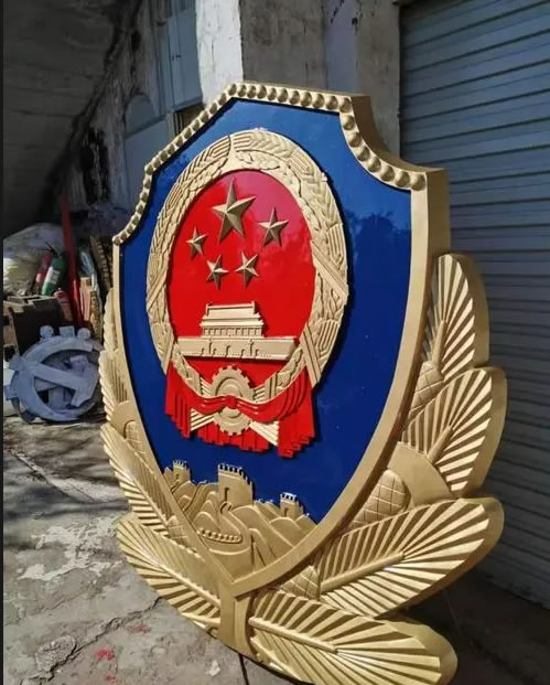 大型警徽的设计需要遵循哪些原则？